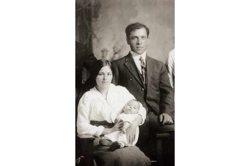 Samuel Cronig with his wife, Libby, and son, David, 1914.