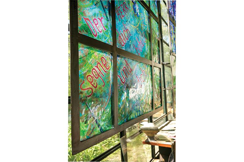 The windows are inscribed with the same prayer in both Hebrew and German.