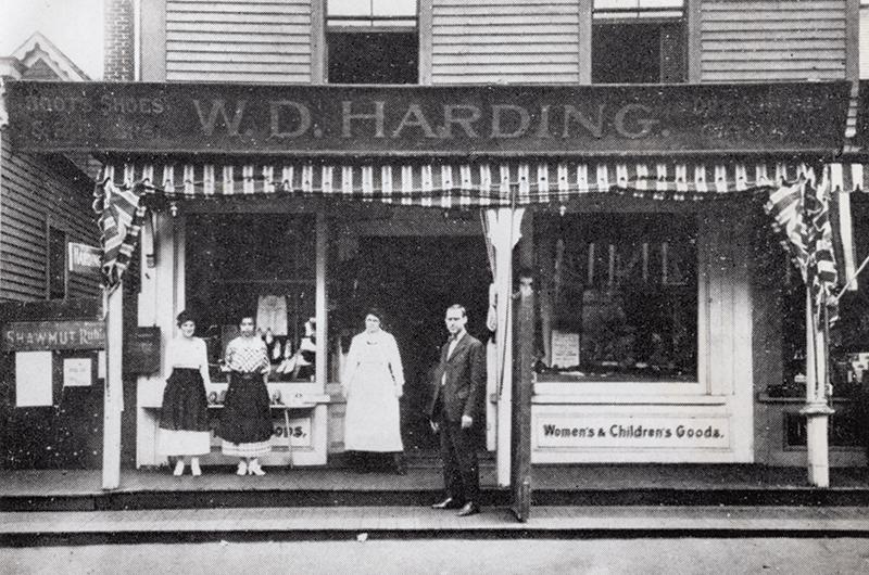 Harding’s store on Circuit Avenue with Mary and Clayt (on right), 1920.
