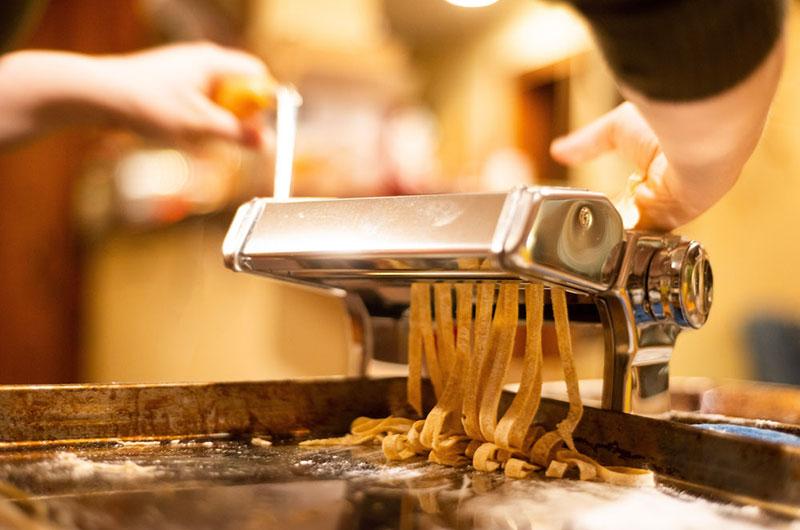 Feed the dough through the cutting roller.