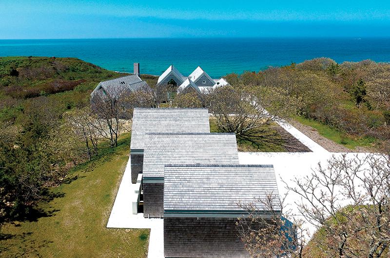 The Aquinnah House, designed by Jacobsen’s son, Simon, overlooks Vineyard Sound. Like many other Jacobsen projects, it is built in the cluster style.