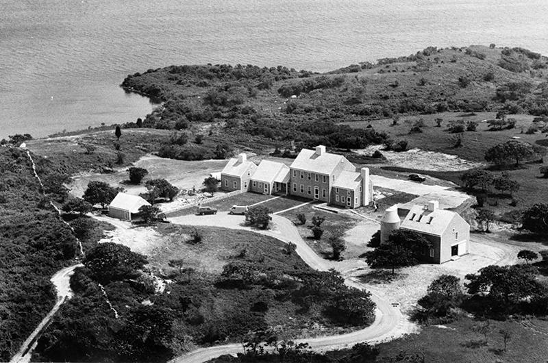 Jacqueline Kennedy Onassis’s Aquinnah home as designed by Hugh Newell Jacobsen. The complex, which has since been significantly modified, fronts Squibnocket Pond.