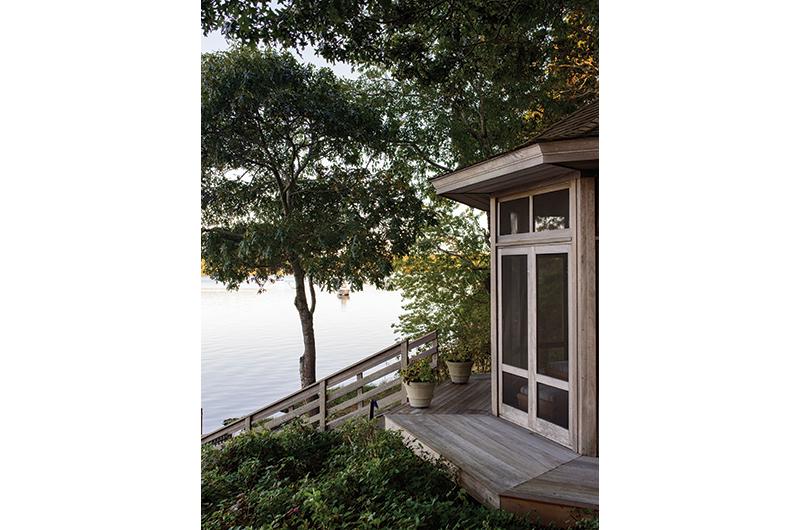 The gazebo
sits on the edge of
the lake and has stairs that descend to a quiet landing on the shore.