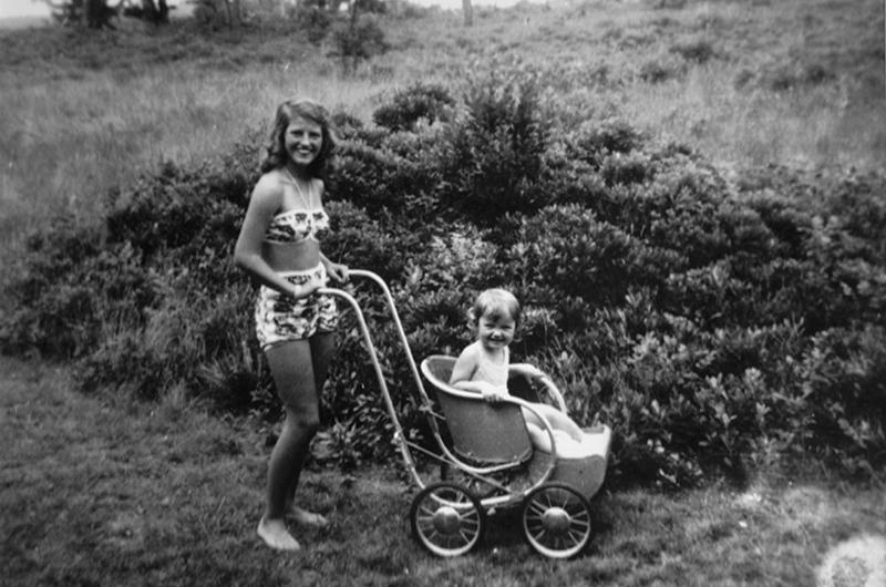 Sisters McCullough (age 15) and Goodwin (age 2) in 1948.