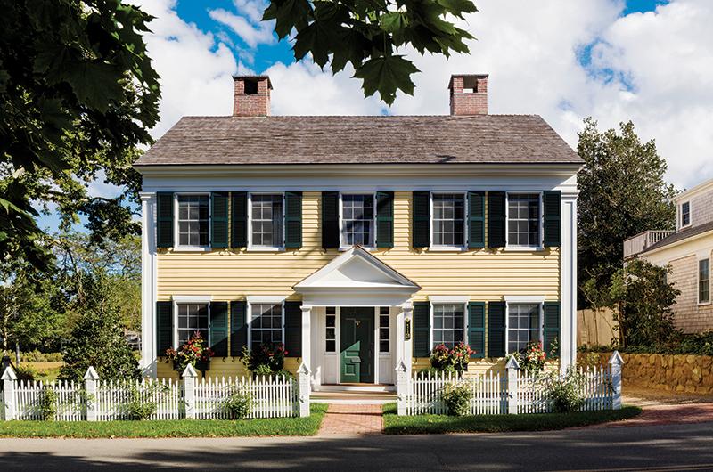 In addition to the yellow color, the house has long been defined by its distinctive spear-shaped fence.