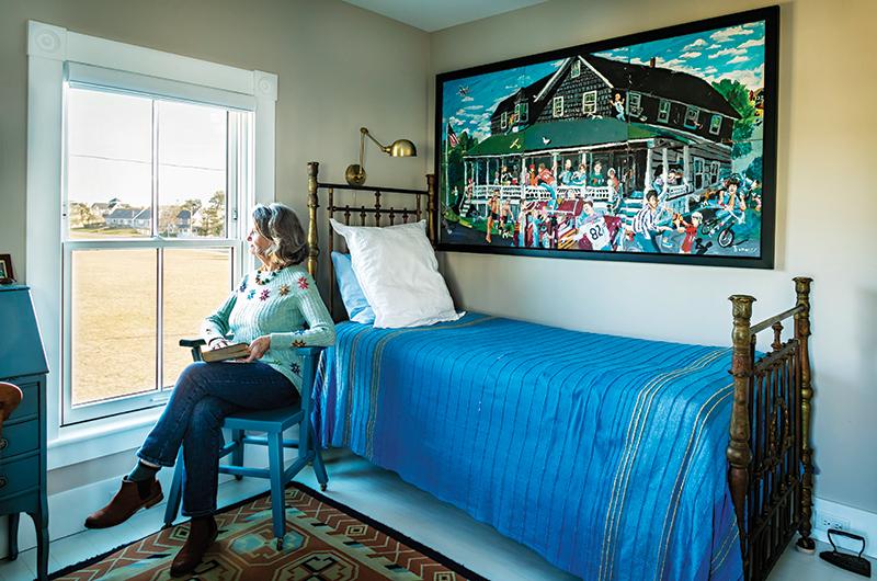 The painting above the bed, by Goodwin’s brother Thomas K. “Tokey” Barnes, captures the joyful chaos of summer in
the house.